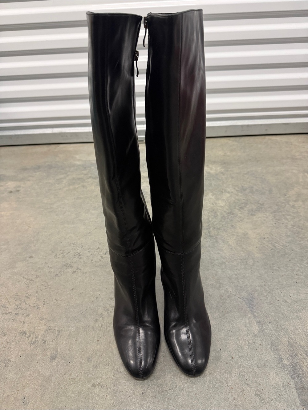 Classic Black Leather Knee-High Heeled Boots with Side Zip